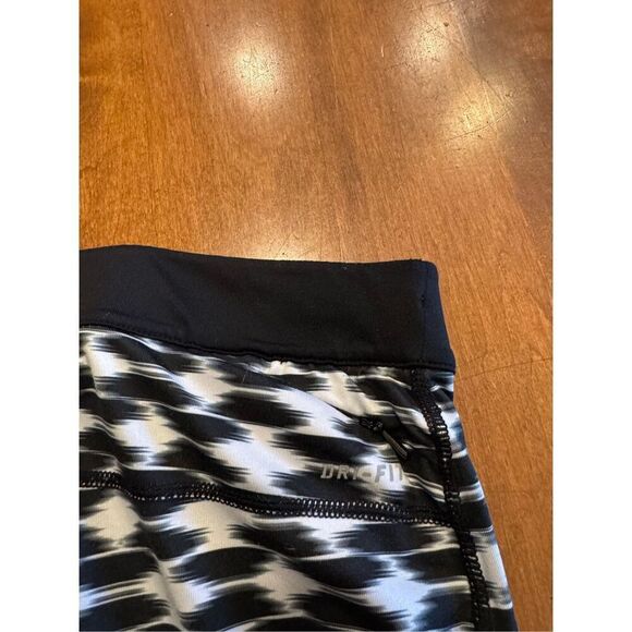 Woman’s Nike dri fit Capri joggers run fast, live fearless size small Capri work - Picture 5 of 5